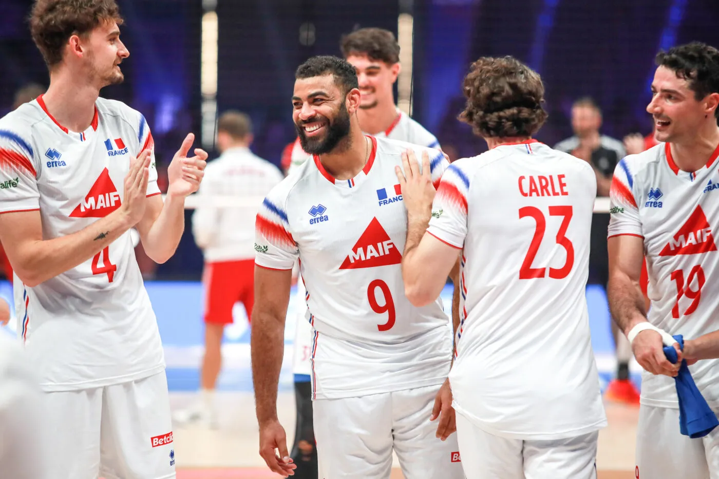  Les JO en direct : l'or et le record olympique pour Léon Marchand, Ferrand-Prévôt en patronne, la France bat la Serbie en volley