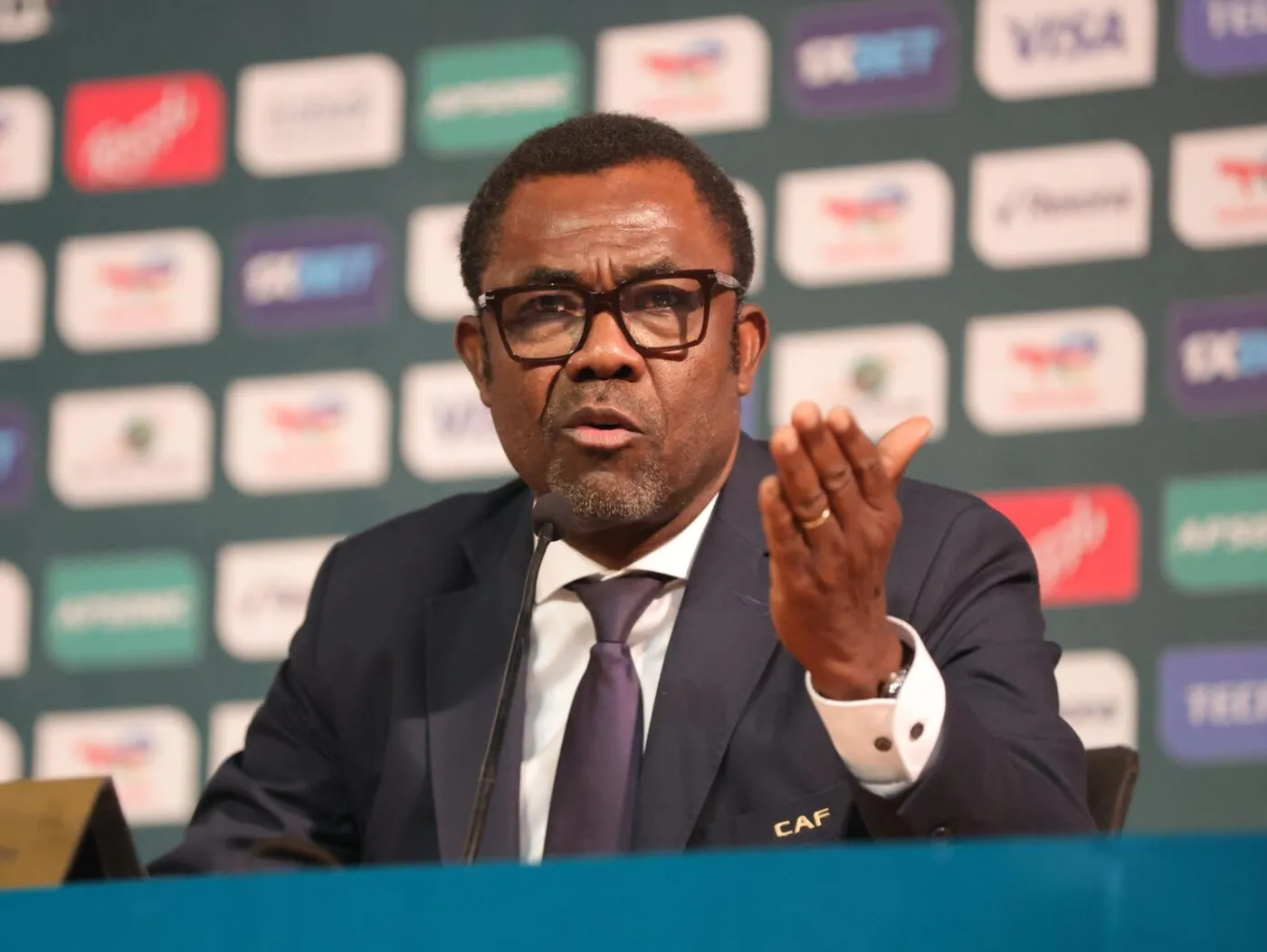 La Confédération africaine de football ouvre une enquête interne sur son directeur général