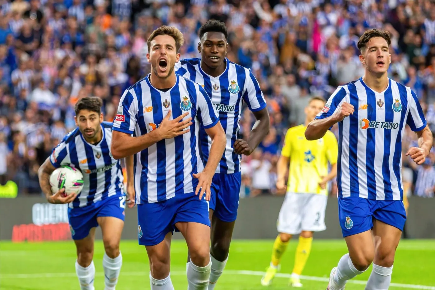 Un ramasseur de balle reçoit le trophée d’homme du match après Porto-Braga