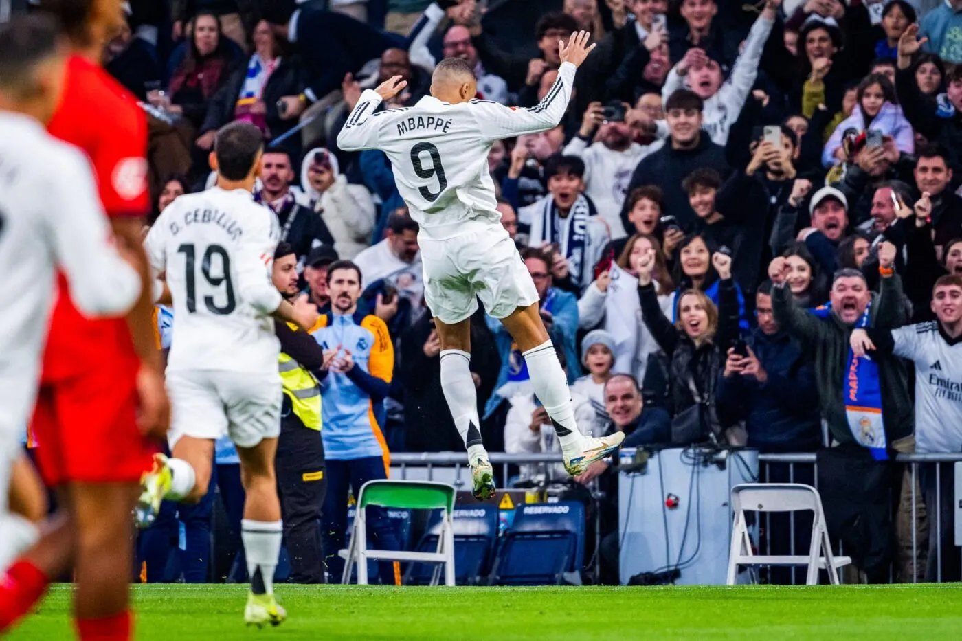 Le Real Madrid de Kylian Mbappé bat Séville et double Barcelone