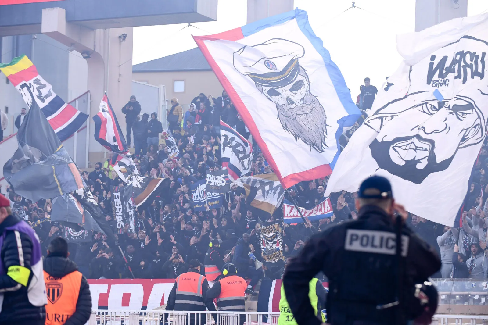 Sifflets, banderoles et chants : la colère des supporters parisiens à Louis-II