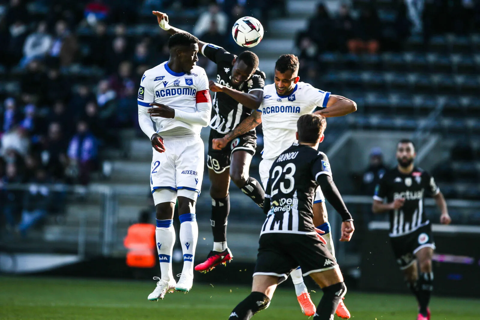 Angers et Auxerre se maîtrisent