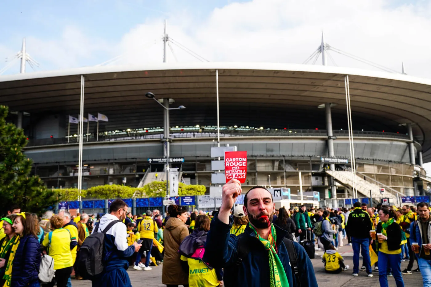 Des cartons rouges, mais pas d&rsquo;exclusion pour Emmanuel Macron