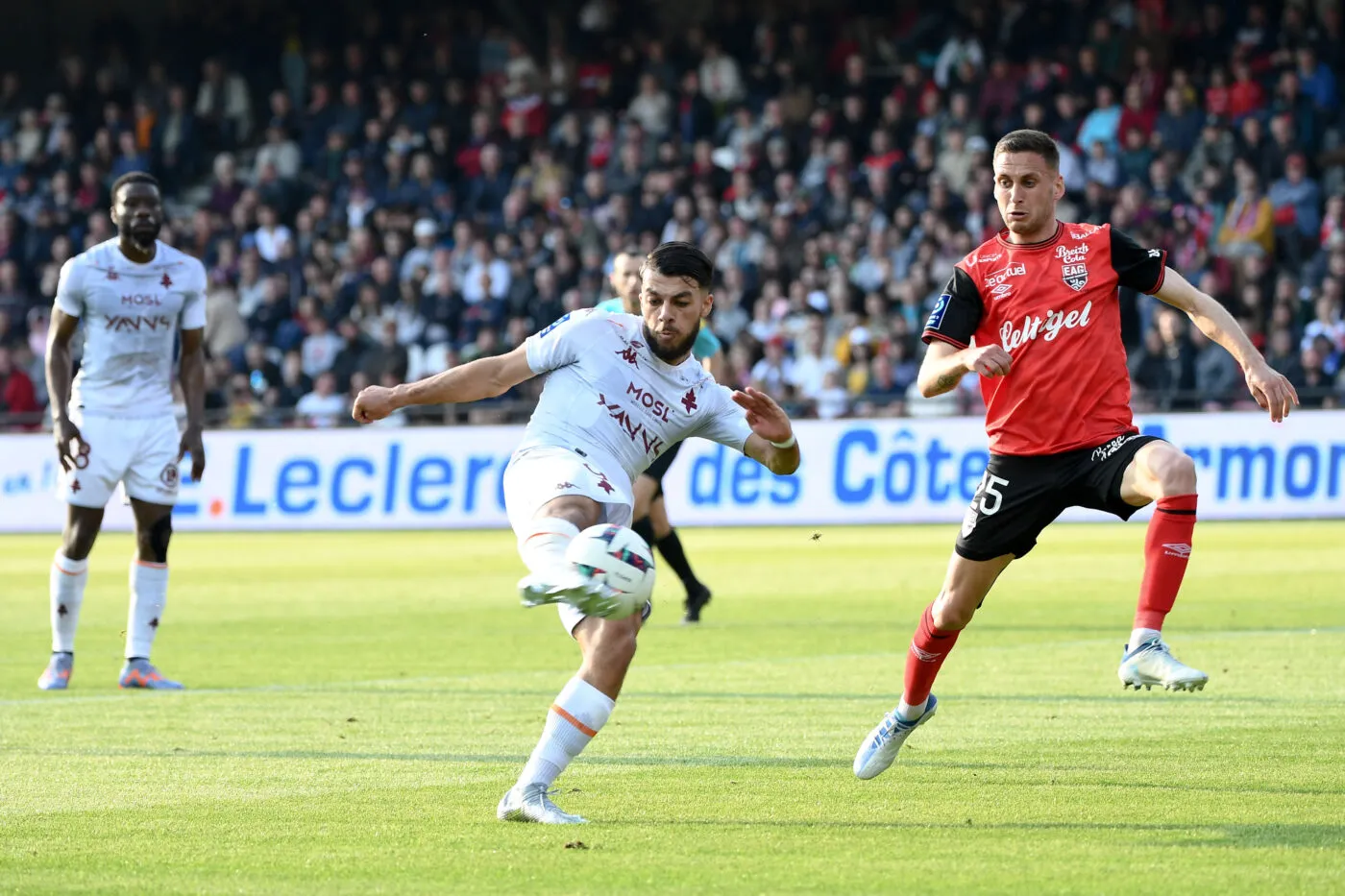 Metz s&#8217;embourbe à Guingamp, Dijon revit, Nîmes relégué