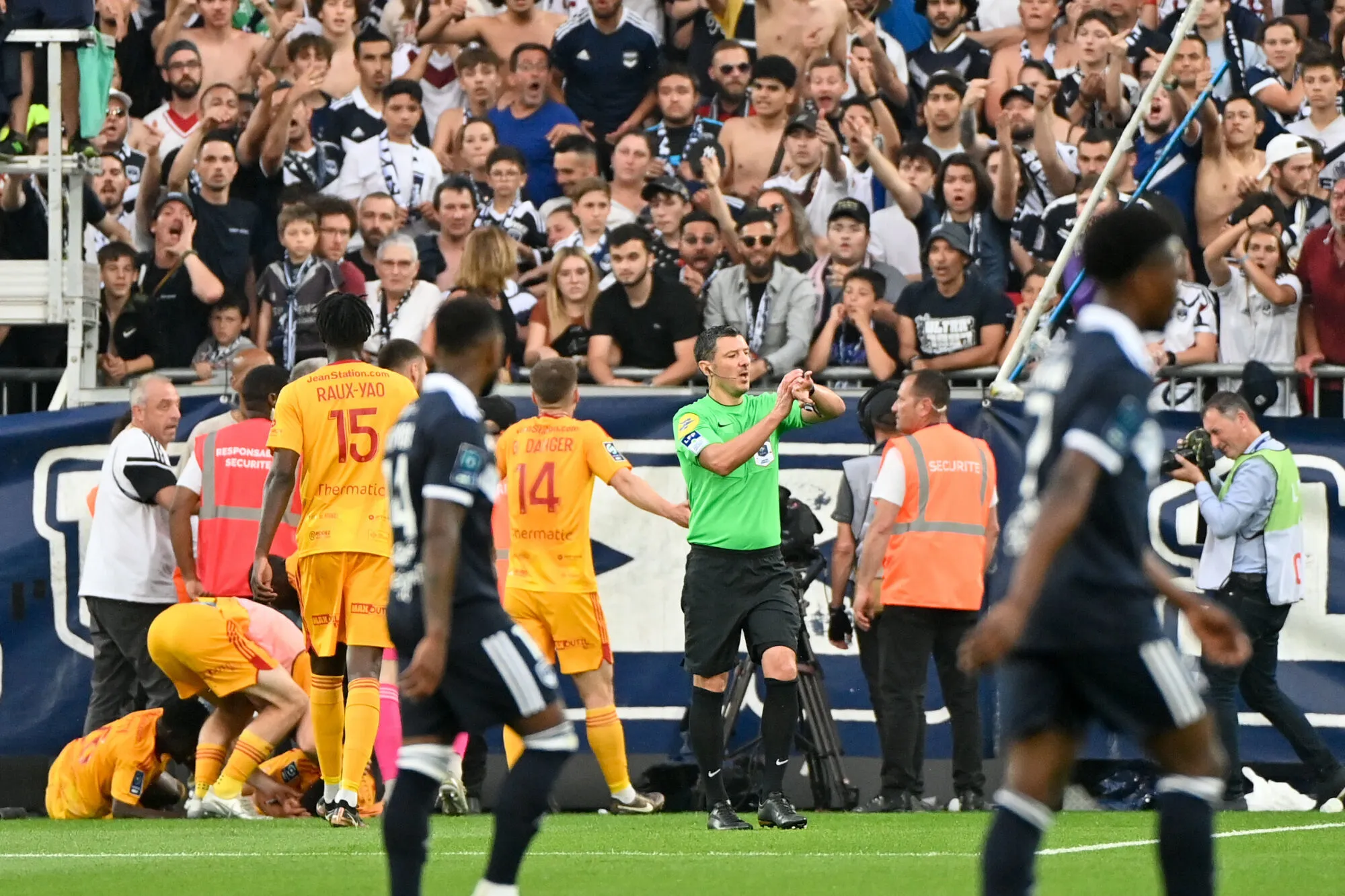 La confusion règne sur la pelouse du Matmut Atlantique après l&rsquo;agression de Lucas Buades (Rodez) par un supporter bordelais, le 2 juin 2023. (Photo by Sylvain Thomas/FEP/Icon Sport)