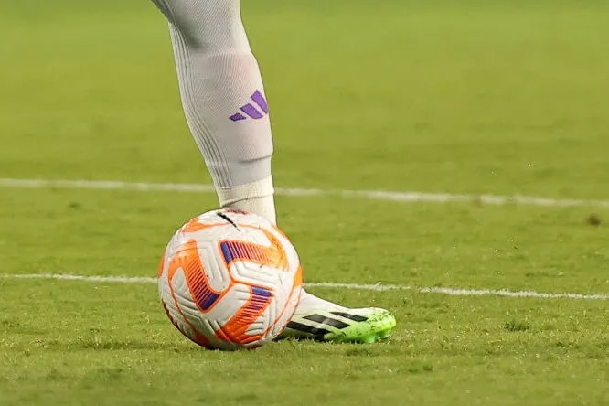 Jun 24, 2023; Chicago, Illinois, USA; Jamaica goalkeeper Andre Blake (1) kicks the ball against the United States during the first half at Soldier Field. Mandatory Credit: Jon Durr-USA TODAY Sports/Sipa USA - Photo by Icon sport