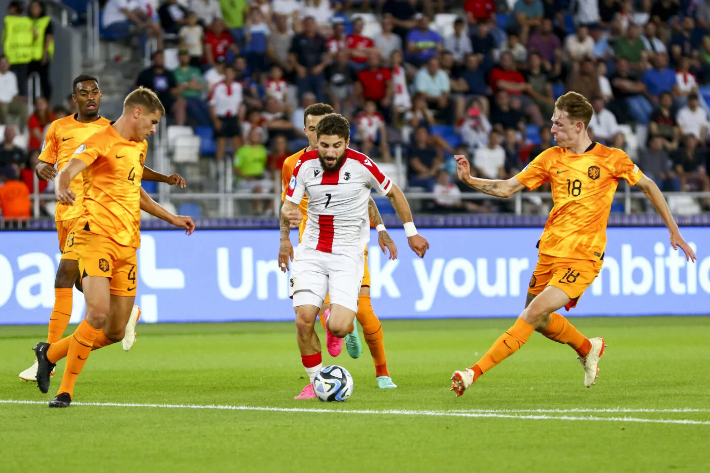 Tiflis, Georgien, 27.06.2023: Zuriko Davitsahvili (Georgia) in aktion waehrend des Spiels der UEFA U-21-Fussball-Europameisterschaft zwischen Niederlande vs Georgien, Niederlande vs Georgien im Boris Paichadse am 27. June 2023 in Tiflis, Georgien. (Foto von Giorgi Ebanoidze/DeFodi Images) Tbilisi, Georgia, 27.06.2023: Zuriko Davitsahvili (Georgia) controls the ball during the Group A - UEFA U21 EURO 2023 Georgia/Romania match between Netherlands vs Georgia at Boris Paichadse on June 27, 2023 in Tbilisi, Georgia. (Photo by Giorgi Ebanoidze/DeFodi Images) - Photo by Icon sport