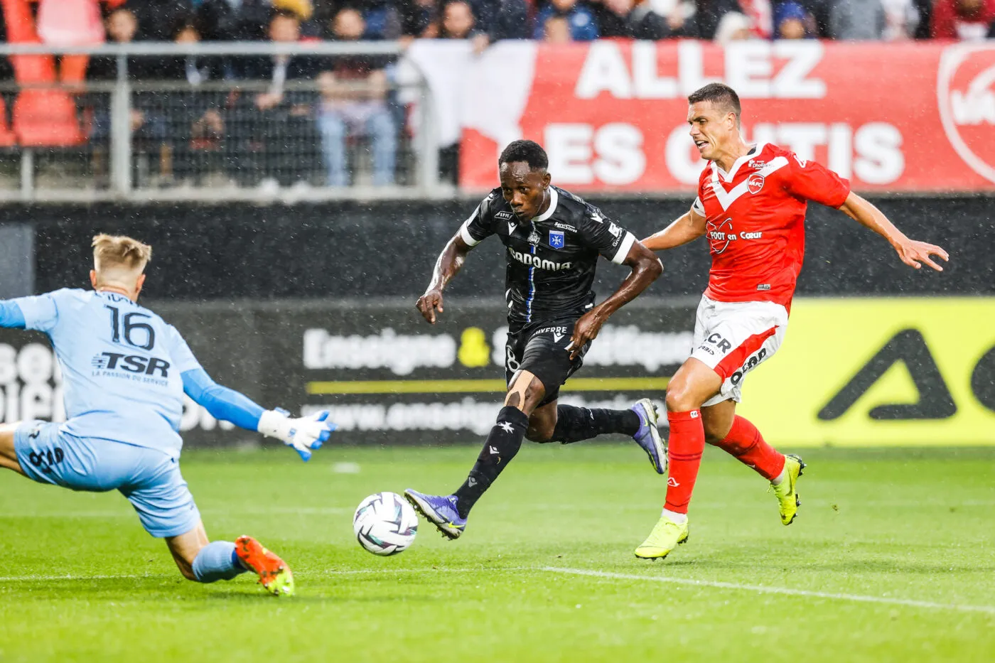 Guingamp et Auxerre partagent la tête, Annecy n'est pas à la fête