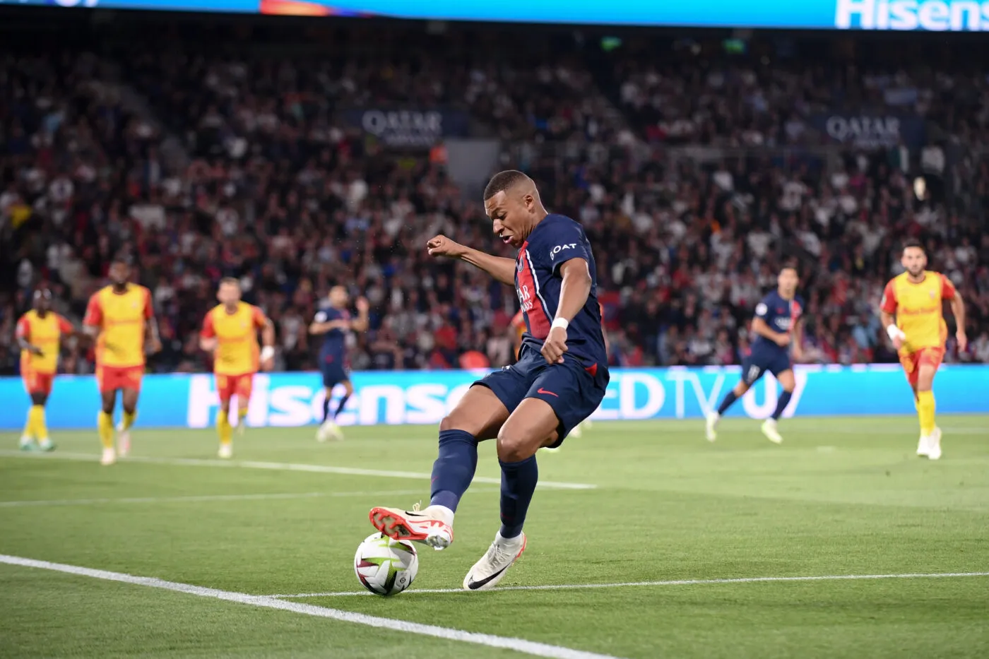 Le réserviste Kylian Mbappé ovationné par le Parc des Princes