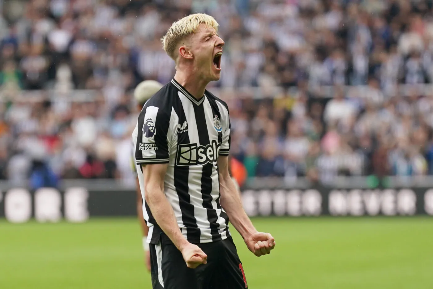 Newcastle United's Anthony Gordon celebrates after scoring his sides first goal during the Premier League match at St. James' Park, Newcastle upon Tyne. Picture date: Sunday August 27, 2023. - Photo by Icon sport