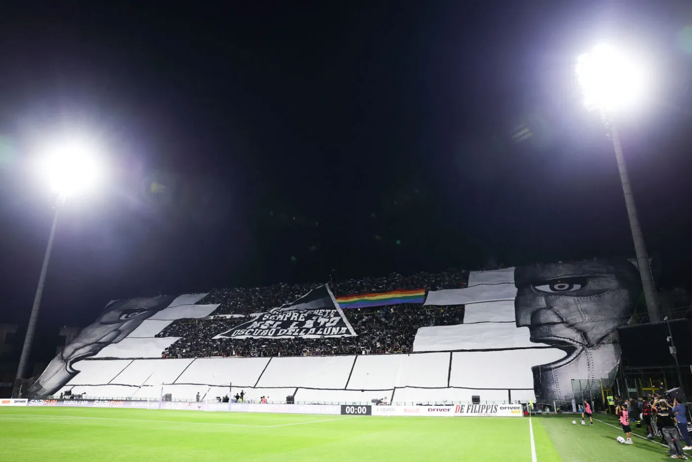 L’immense tifo des supporters de la Salernitana pour rendre hommage à Pink Floyd