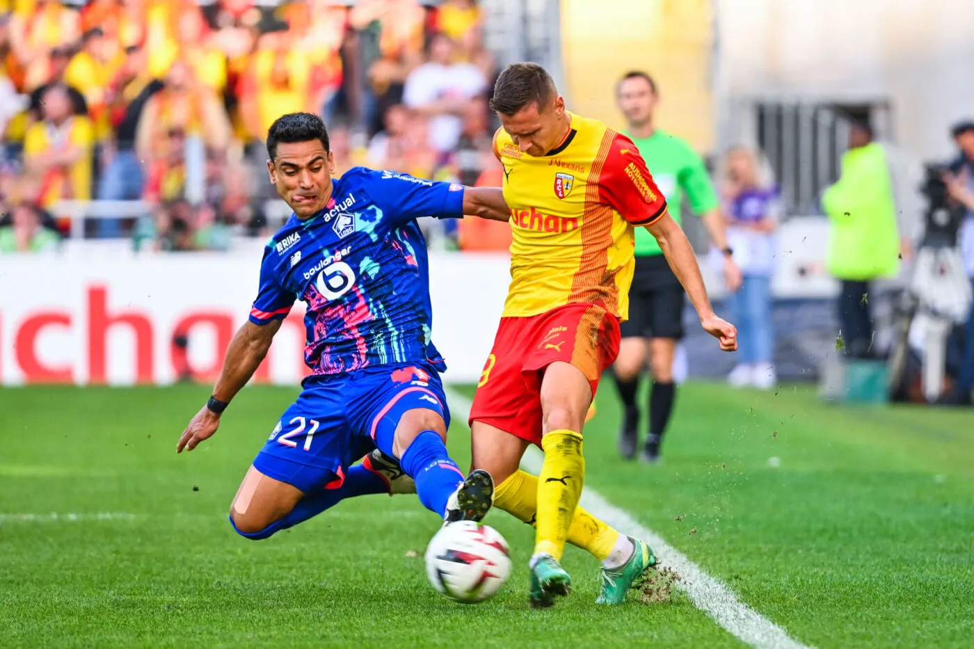 Przemyslaw FRANKOWSKI of Lens and Benjamin ANDRE of Lille during the Ligue 1 Uber Eats match between Racing Club de Lens and Lille Olympique Sporting Club at Stade Bollaert-Delelis on October 8, 2023 in Lens, France. (Photo by Anthony Dibon/Icon Sport)