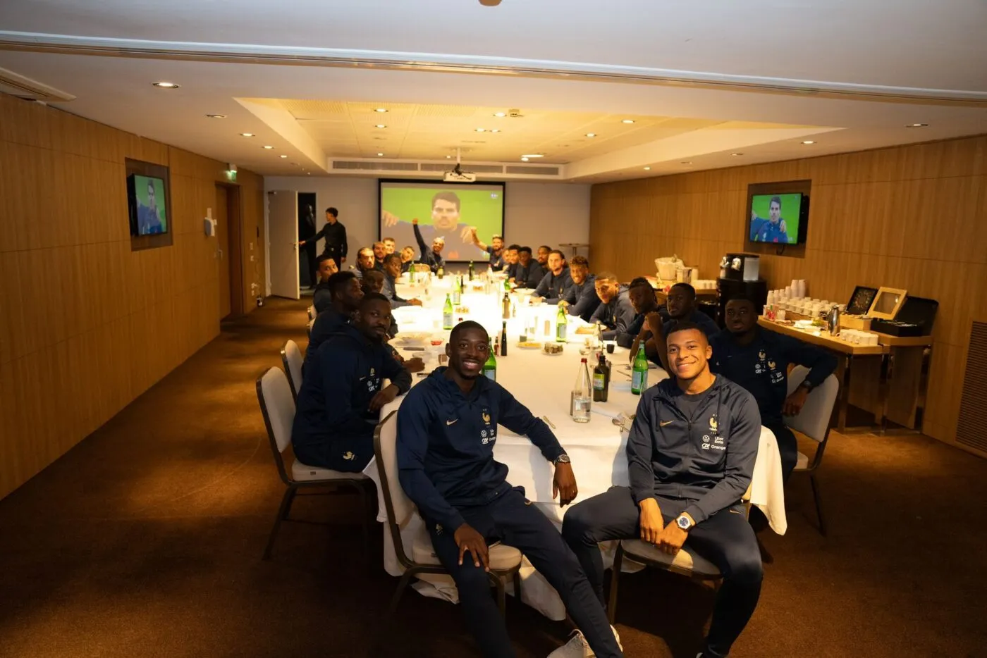 Les Bleus devant la télévision pour encourager le XV de France