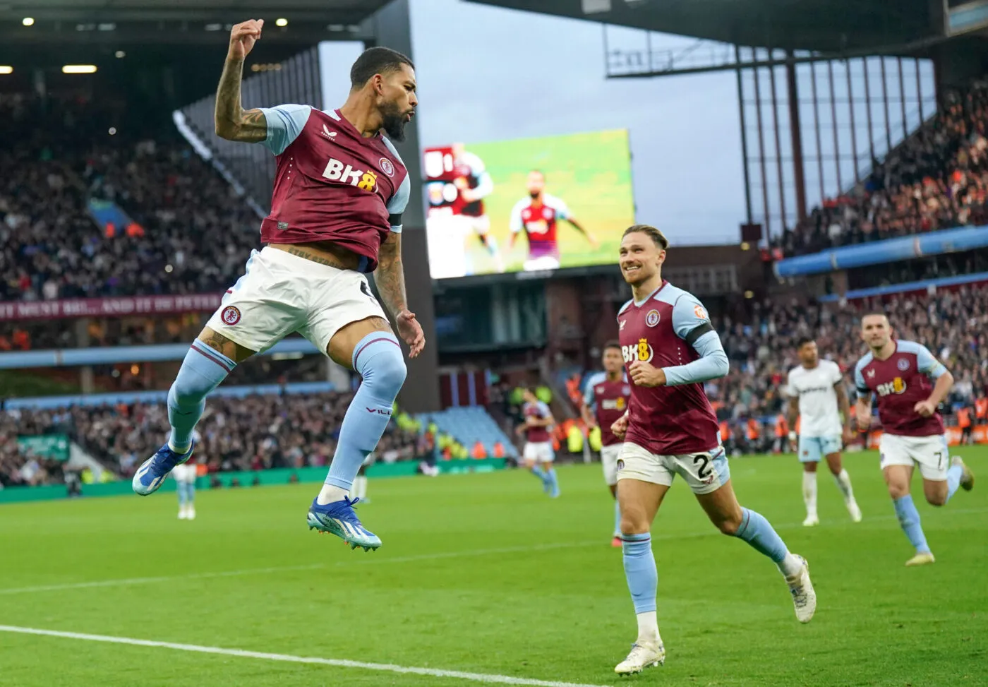 Aston Villa cartonne West Ham et revient à un point de la tête