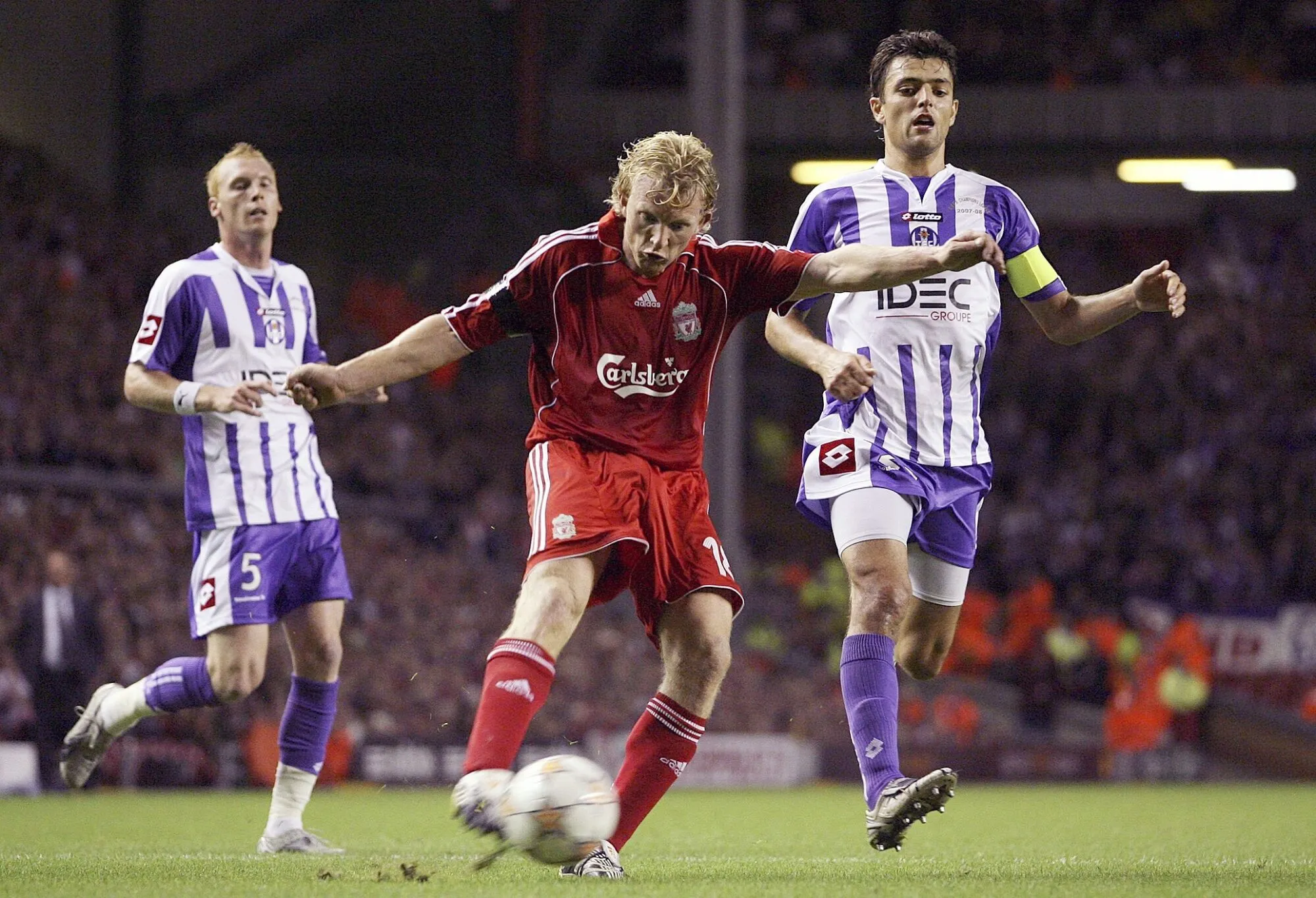 Jérémy Mathieu et Nicolas Dieuze, ici dans le rétroviseur de Dirk Kuyt