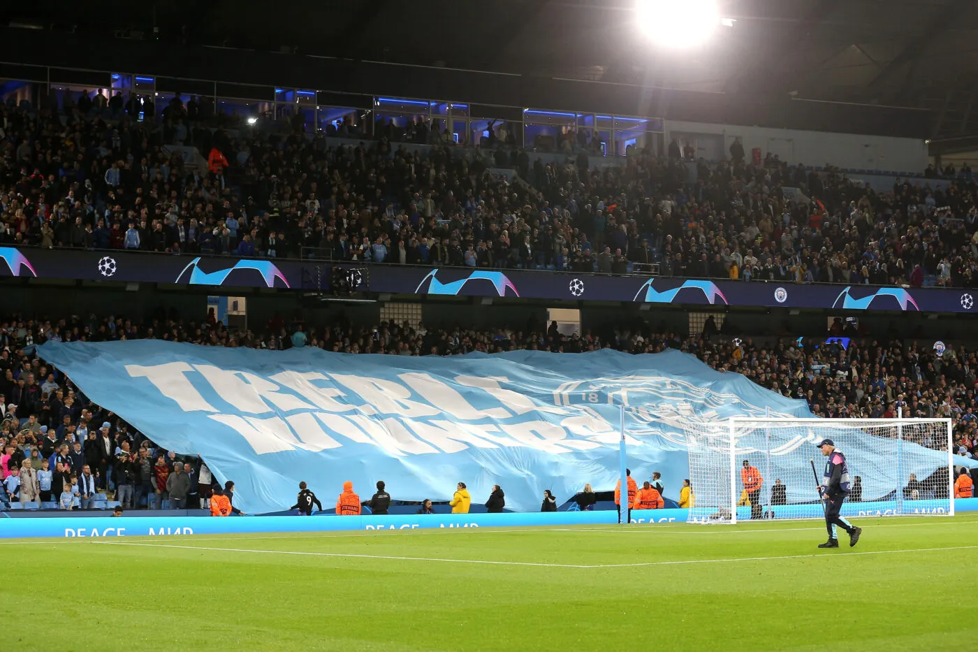 Manchester City a identifié les auteurs de chants insultants envers Sir Bobby Charlton