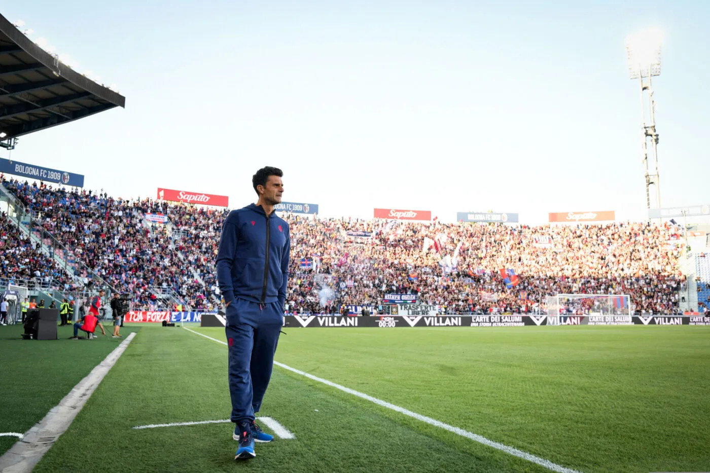 Foto Massimo Paolone/LaPresse 24 Settembre 2023 - Bologna, Italia - sport, calcio - Bologna vs Napoli - Campionato italiano di calcio Serie A TIM 2023/2024 - Stadio Renato Dall’Ara. Nella foto: Thiago Motta (Bologna F.C.) osserva September 24, 2023 Bologna, Italy - sport, calcio - Bologna vs Napoli - Italian Serie A Football Championship 2023/2024 - Renato Dall’Ara Stadium. In the pic: Thiago Motta (Bologna F.C.) looks on - Photo by Icon sport