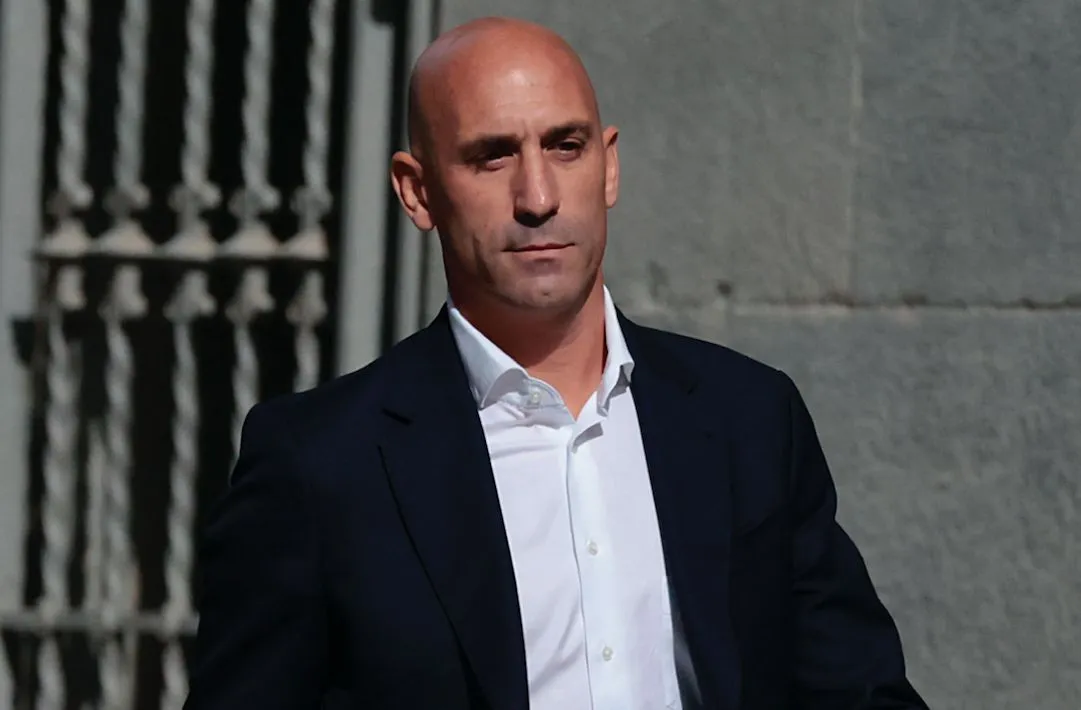 Luis Rubiales, déjà suspendu par la FIFA, officiellement suspendu en Espagne