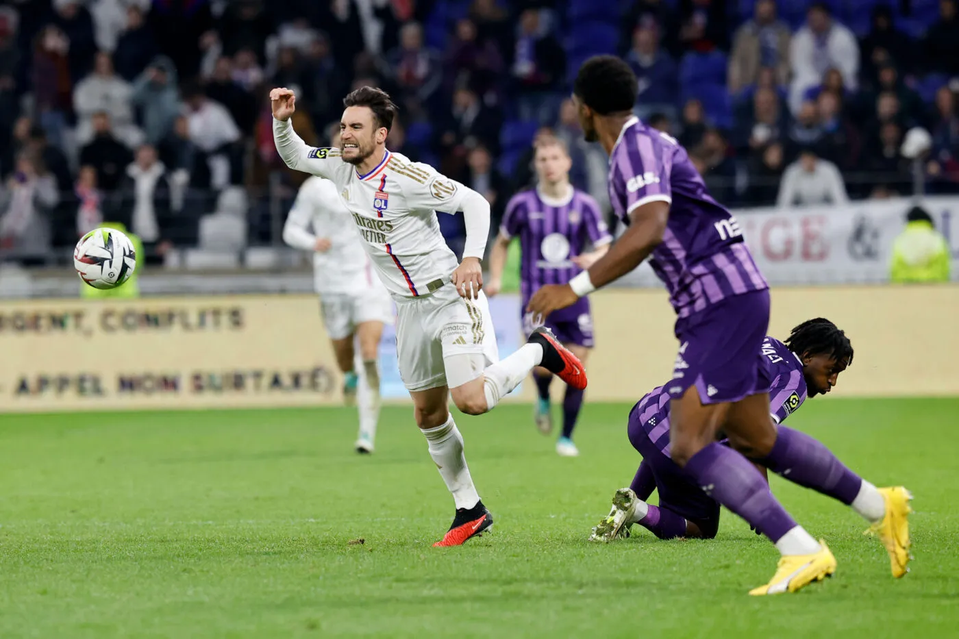 Nicolas Tagliafico ne comprend pas la valse des entraîneurs à Lyon