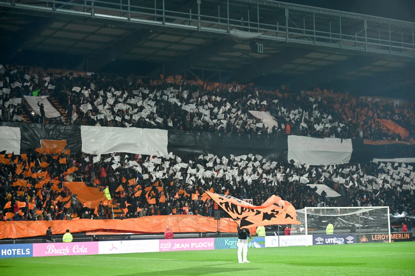 Les supporters lorientais déposent 400 kg de poissons pourris devant le centre d’entraînement