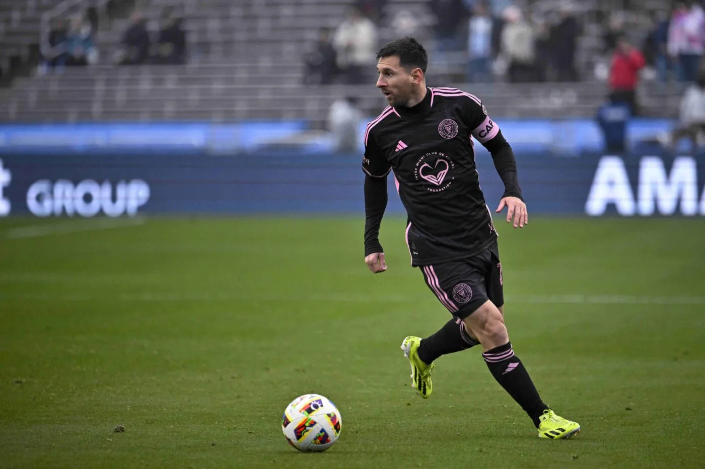 Lionel Messi signe le maillot d un supporter en plein