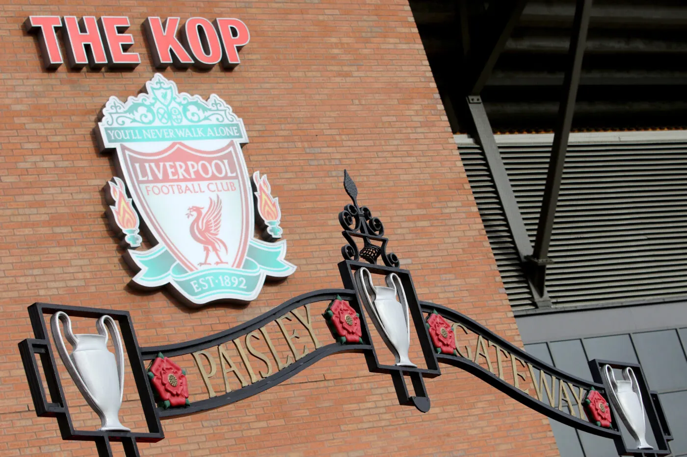 Un supporter de Liverpool s&rsquo;envoie en l&rsquo;air pour voir un match à Anfield