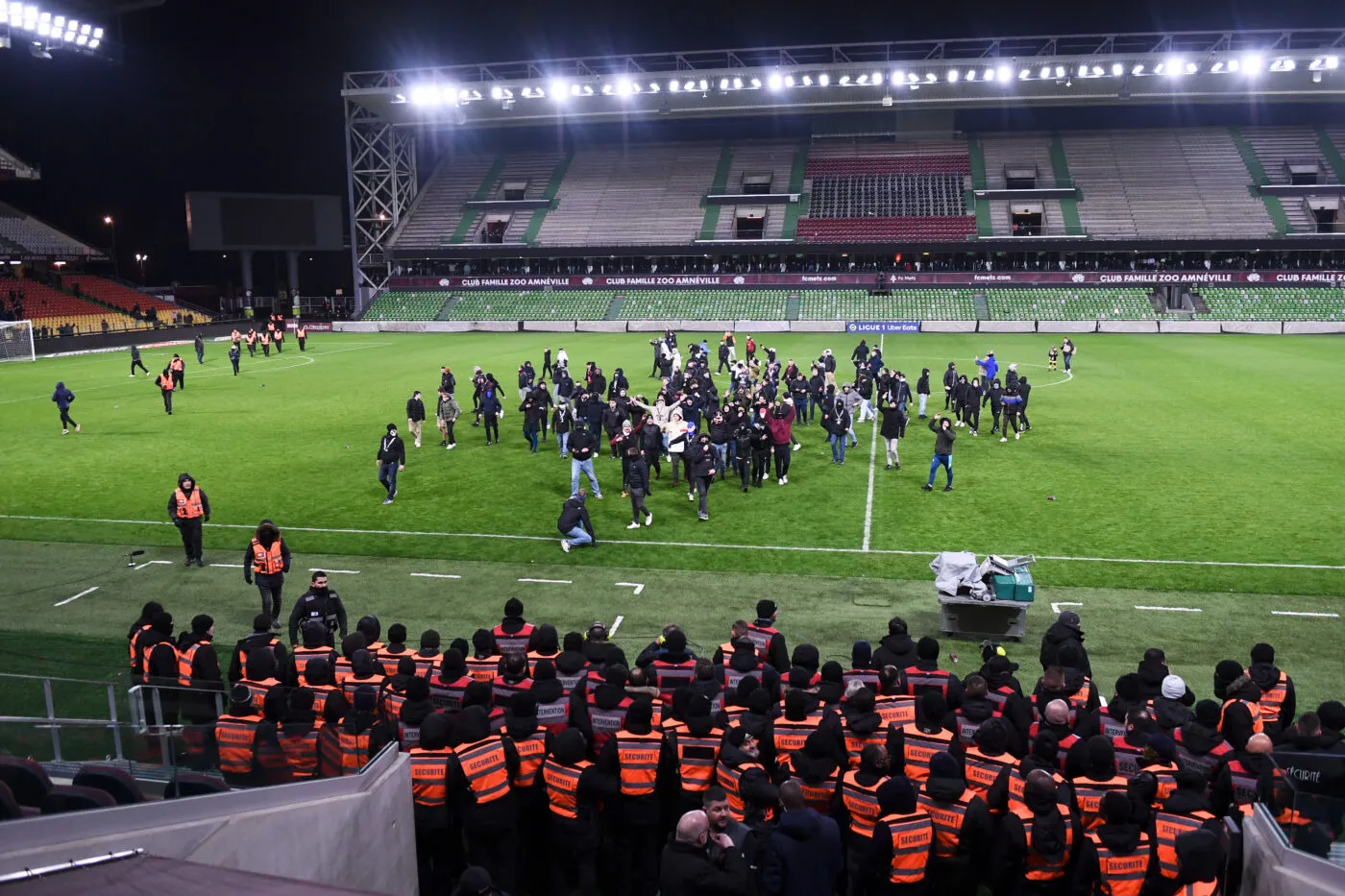 La pelouse de Metz envahie après la défaite contre Lyon