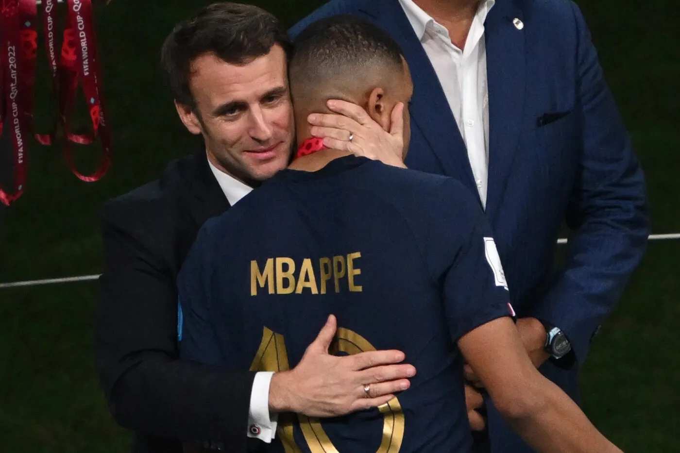 Emmanuel Macron assure ne pas avoir parlé de l'avenir de Kylian Mbappé à l'Élysée