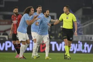 Sous une pluie de cartons rouges, l'AC Milan écarte la Lazio dans la douleur