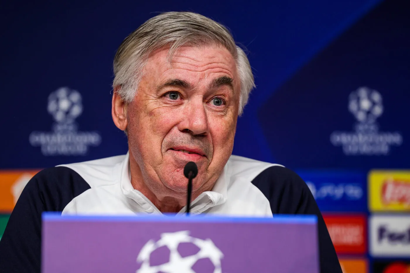 Carlo Ancelotti vigilant avant le match du Real Madrid contre Leipzig