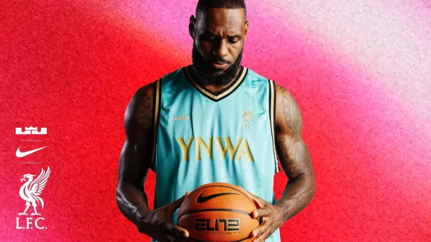 Une légende de la NBA s&rsquo;invite sur le nouveau maillot de Liverpool