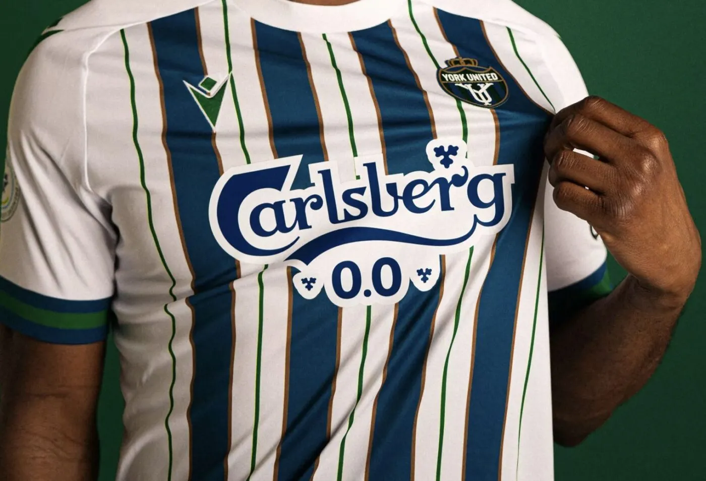 Un club canadien sort un maillot qui devrait te plaire si t&rsquo;aimes le logo Carlsberg