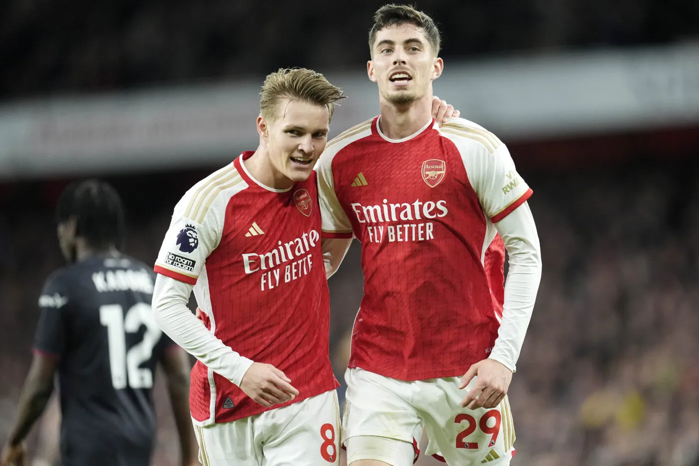 Arsenal tamponne Luton et met Liverpool sous pression