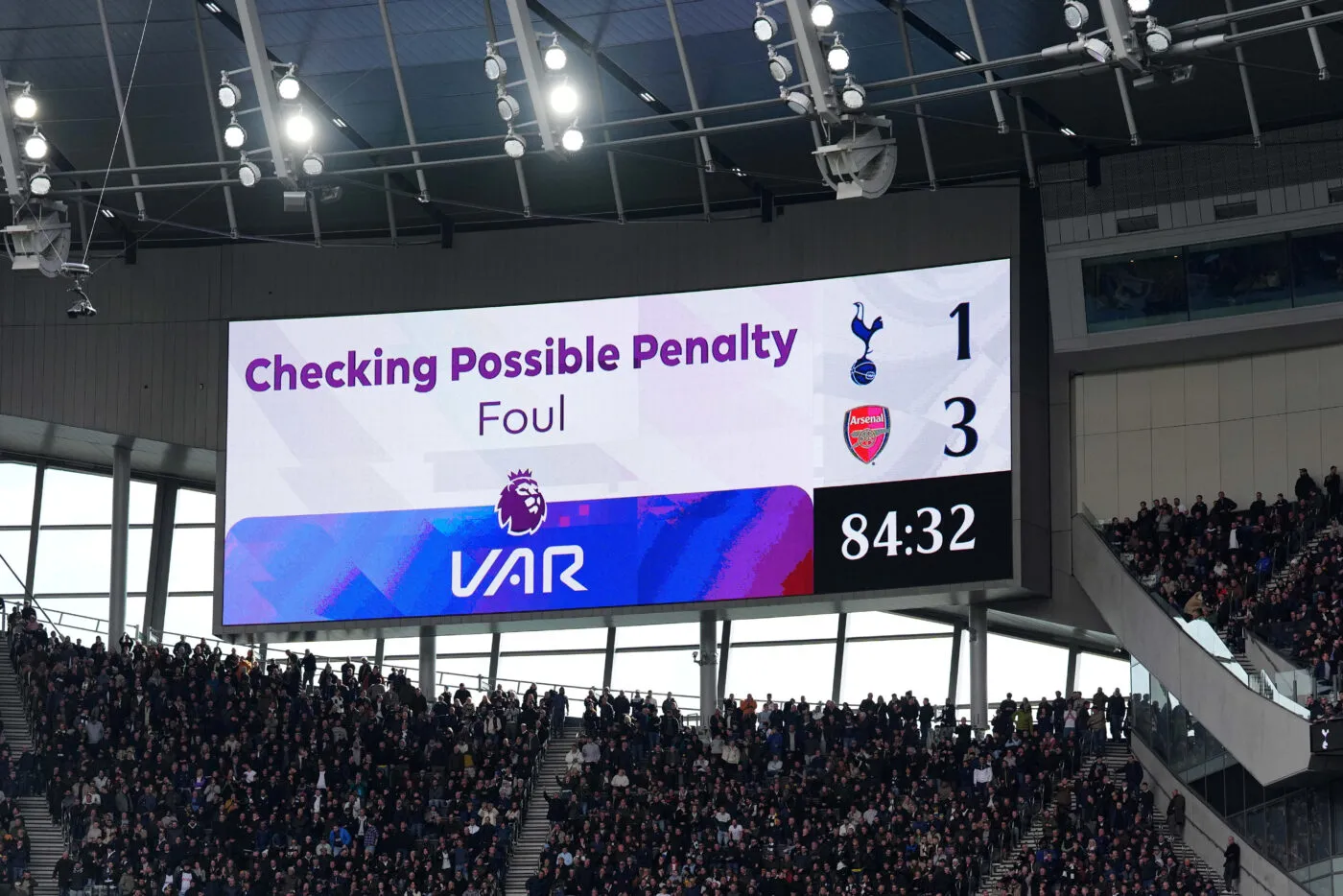 Les décisions arbitrales prises par la VAR bientôt expliquées au public en Premier League ?