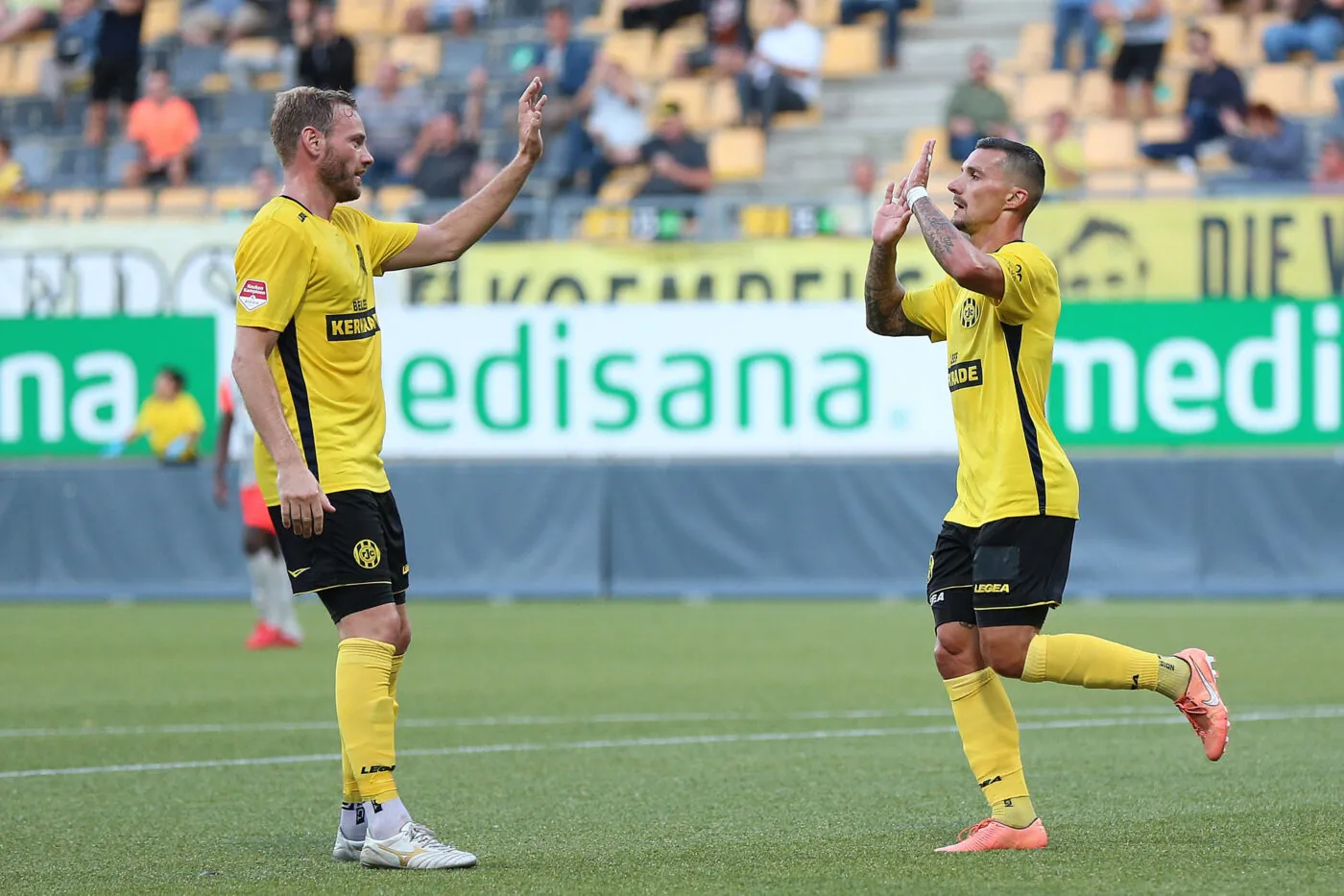 Les supporters du Roda JC envahissent le terrain pour fêter la montée&#8230; mais le speaker s’était trompé