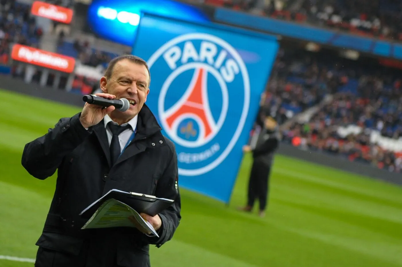 L’illustre speaker du PSG lâche son micro