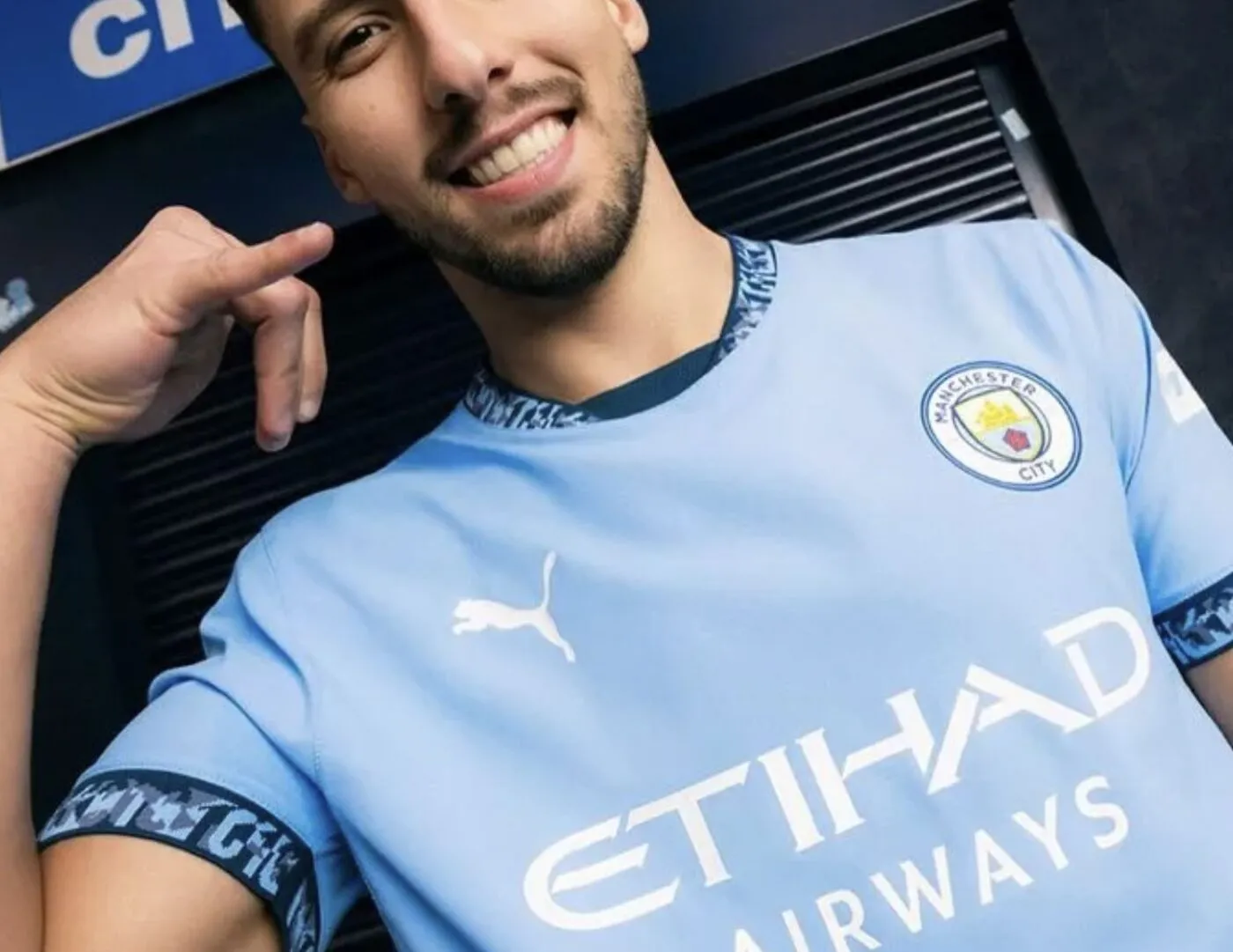 Manchester City dévoile son nouveau maillot pour la saison 2024-2025