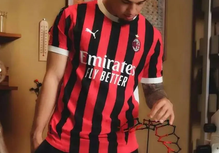 L&rsquo;AC Milan révèle son nouveau maillot et, sans surprise, il est très beau