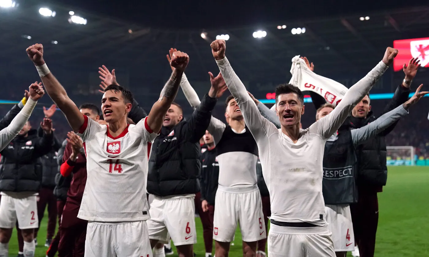 Poland's Robert Lewandowski, Jakub Kiwior and team-mates celebrate after winning the penalty shoot out during the UEFA Euro 2024 Qualifying play-off final at the Cardiff City Stadium, Wales. Picture date: Tuesday March 26, 2024.   - Photo by Icon Sport