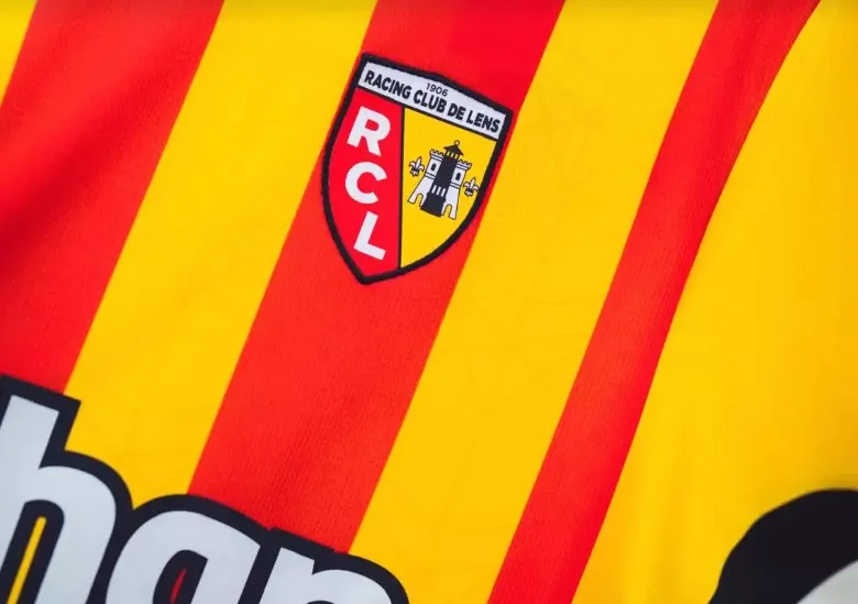 Et bim, voilà le nouveau maillot du RC Lens pour la saison prochaine