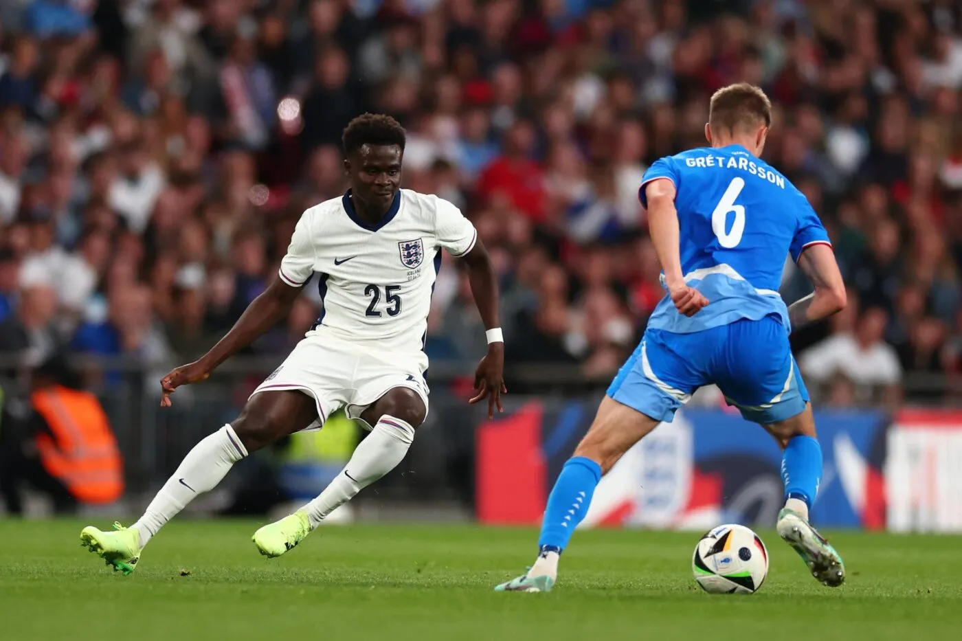 Ian Wright au soutien de Bukayo Saka, mis en avant par les médias anglais après la défaite face à l’Islande