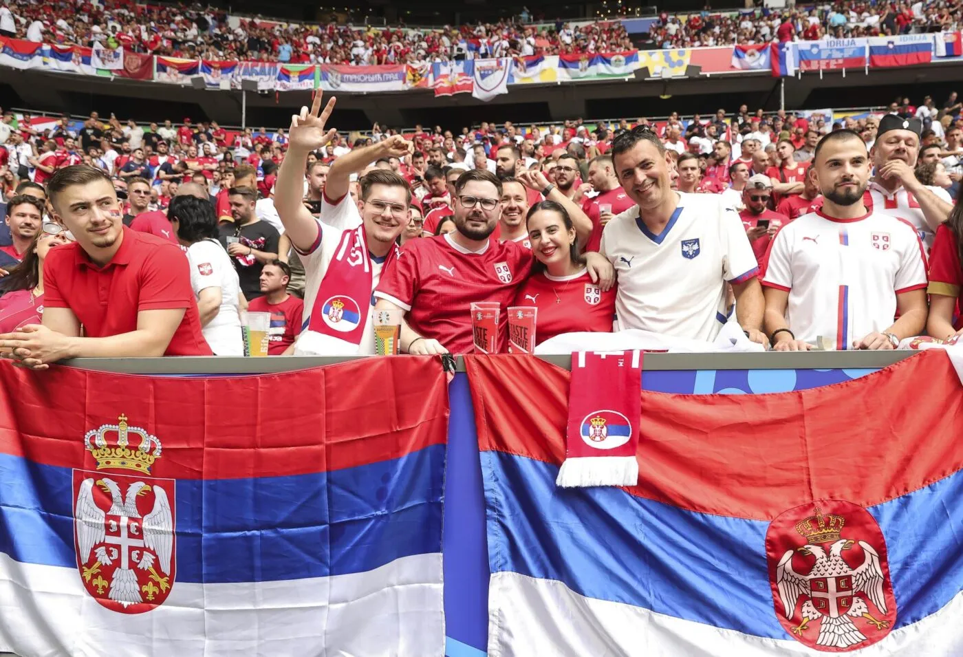 Des supporters serbes entonnent des chants anti Kosovo avant le match contre la Slovénie