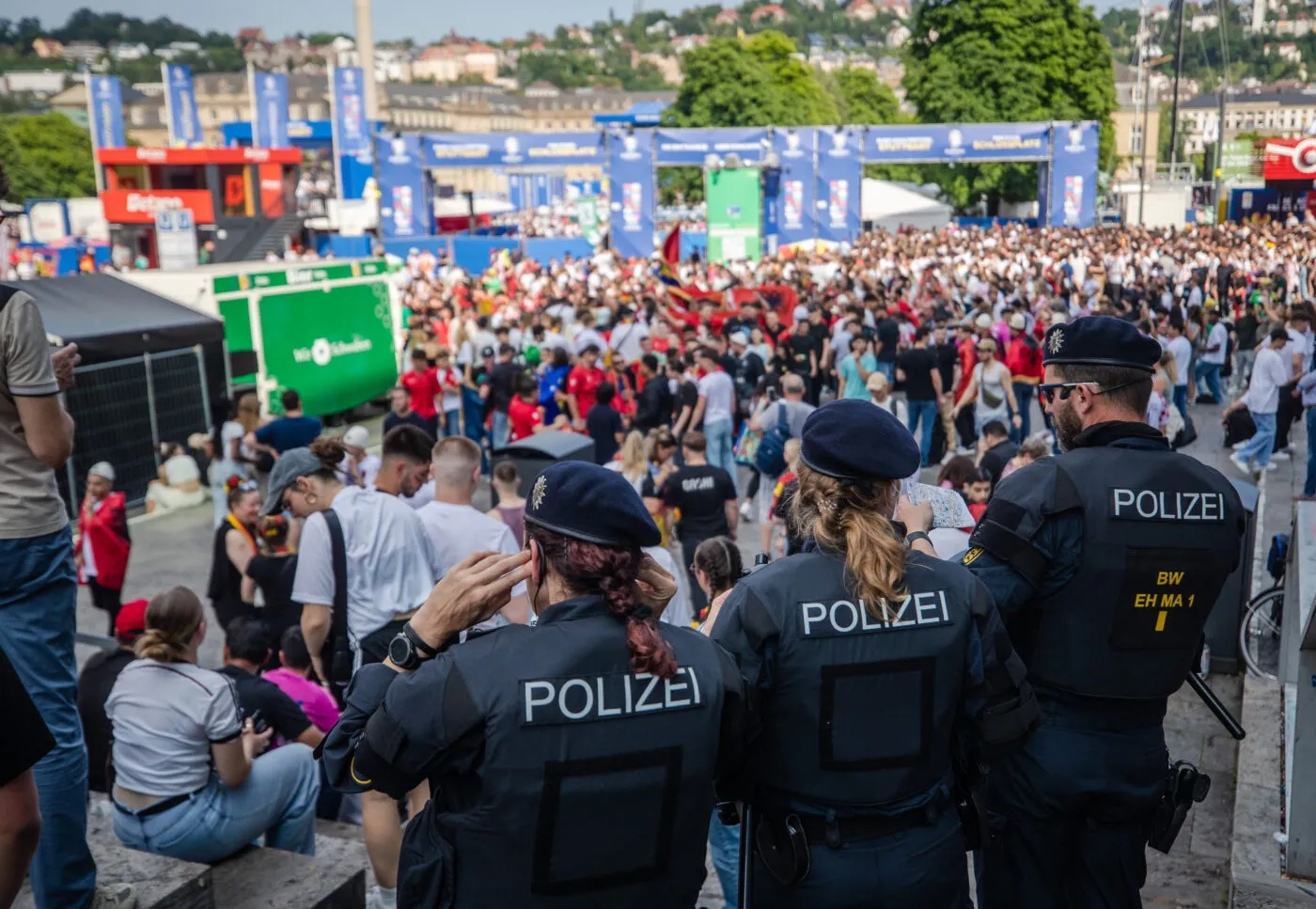 Affrontements entre les supporters serbes et la police allemande