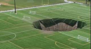 Aux USA, un énorme gouffre se creuse en plein milieu d'un terrain de foot