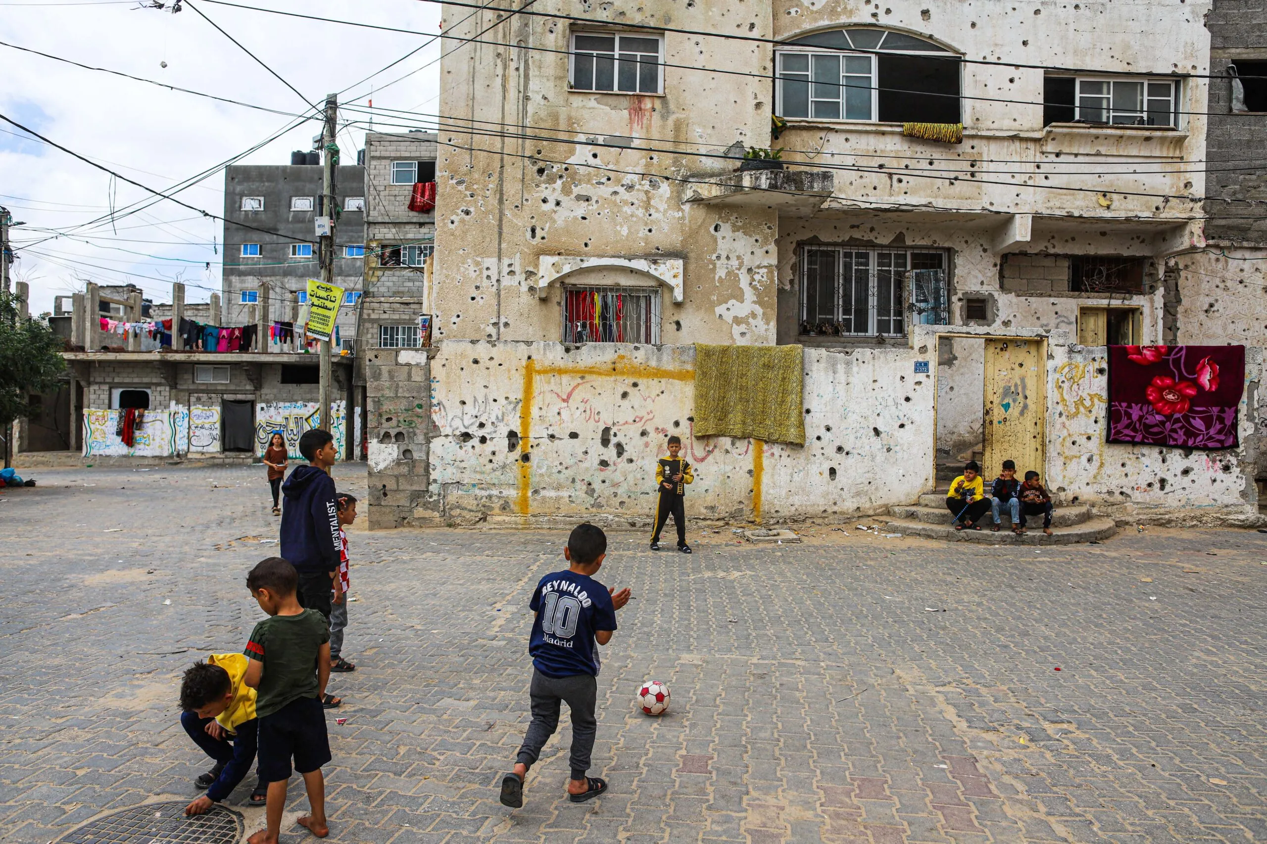 Des enfants palestiniens jouent au football à Beit-Hanoun, dans le nord de la bande de Gaza en avril 2023.