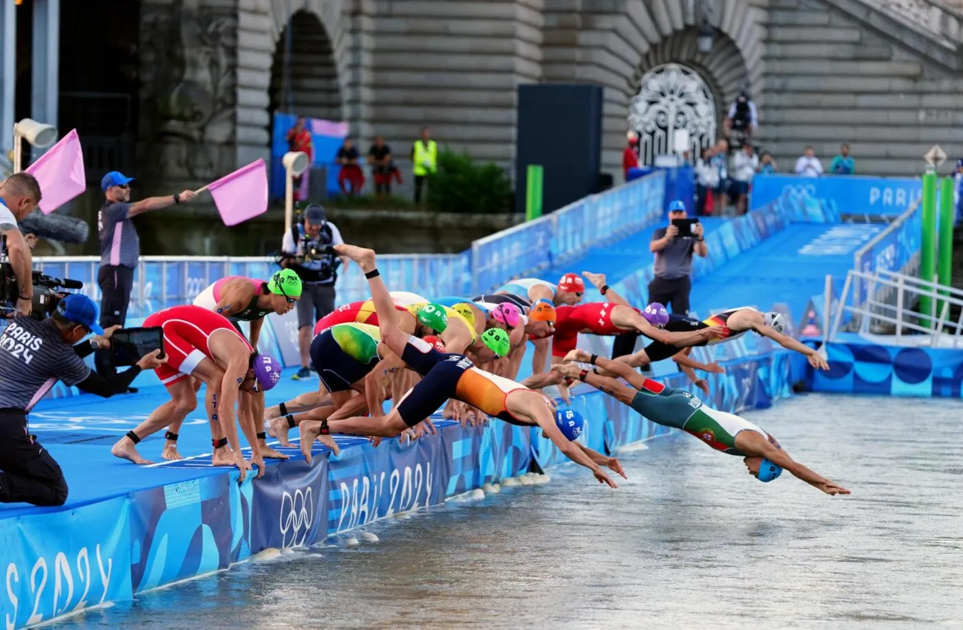 L'entrée très « ronaldesque<span style="font-size:50%">&nbsp;</span>» des triathlètes portugais aux JO