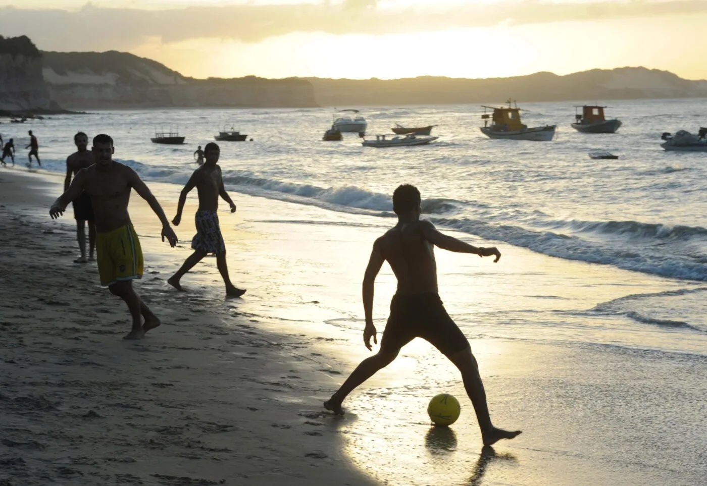 Comment reconnaître un joueur de foot à la plage ?