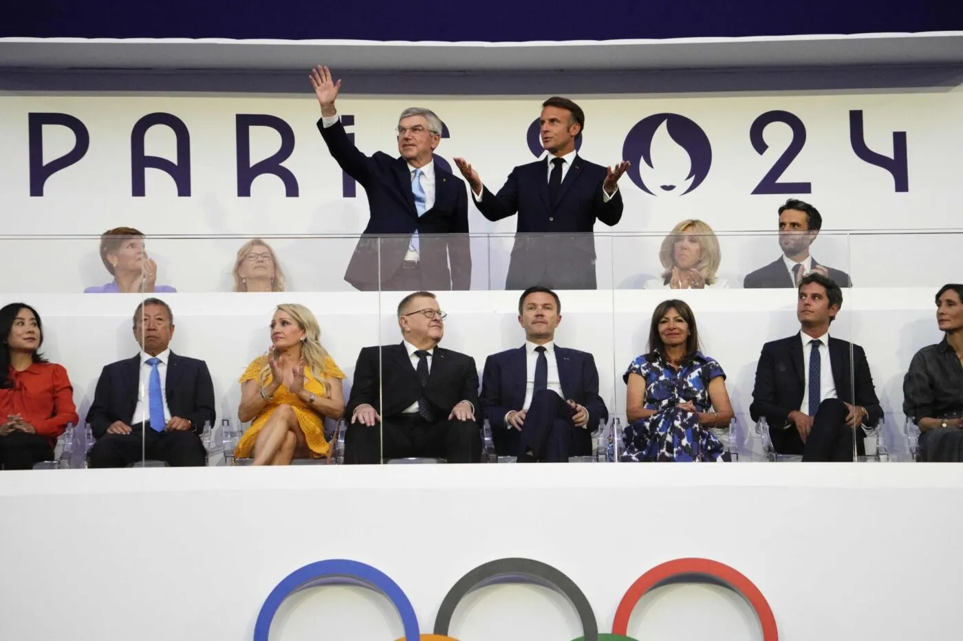 Emmanuel Macron tire son chapeau à Thierry Henry