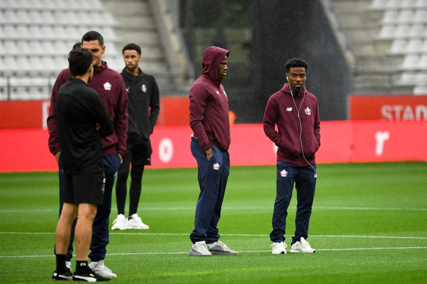 Angel Gomes évacué par les pompiers lors de Reims-Lille