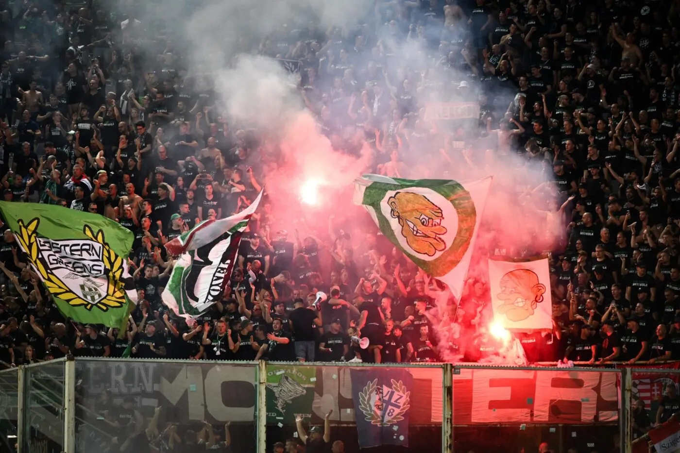 Les supporters de Ferencváros enfument la tribune visiteurs à leurs couleurs